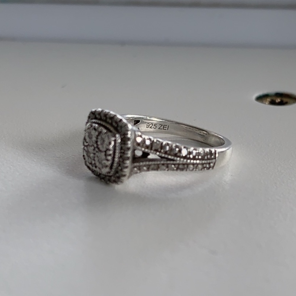 WOMENS ENGAGEMENT RING!! - Picture 3 of 4